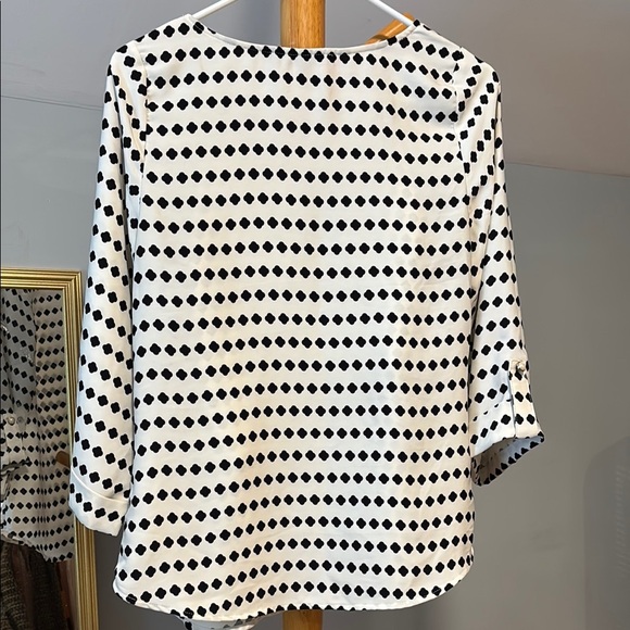 $5/25! Add 5 to bundle to get for $25 Black and White Boxy 3/4 Sleeve Blouse - Picture 4 of 4